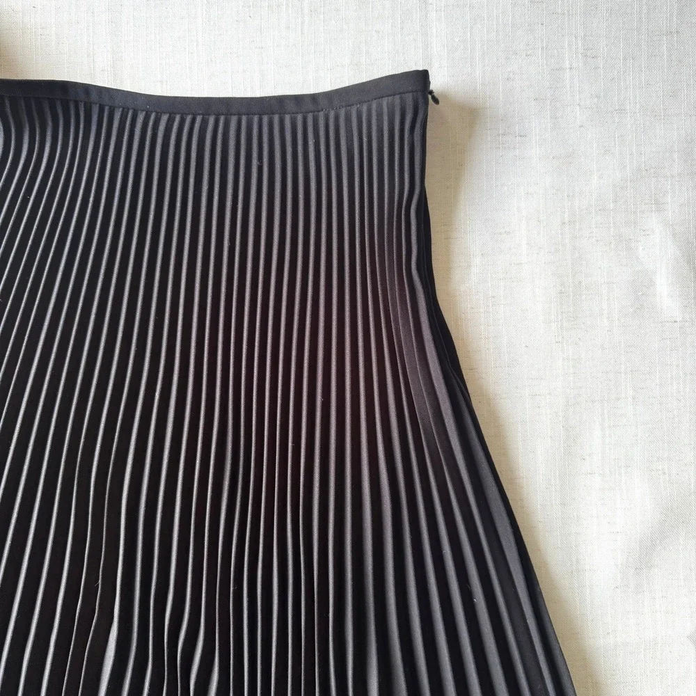 Armani Collezioni Size 8 Black Accordion Pleated Midi Skirt Italian Quiet Luxury